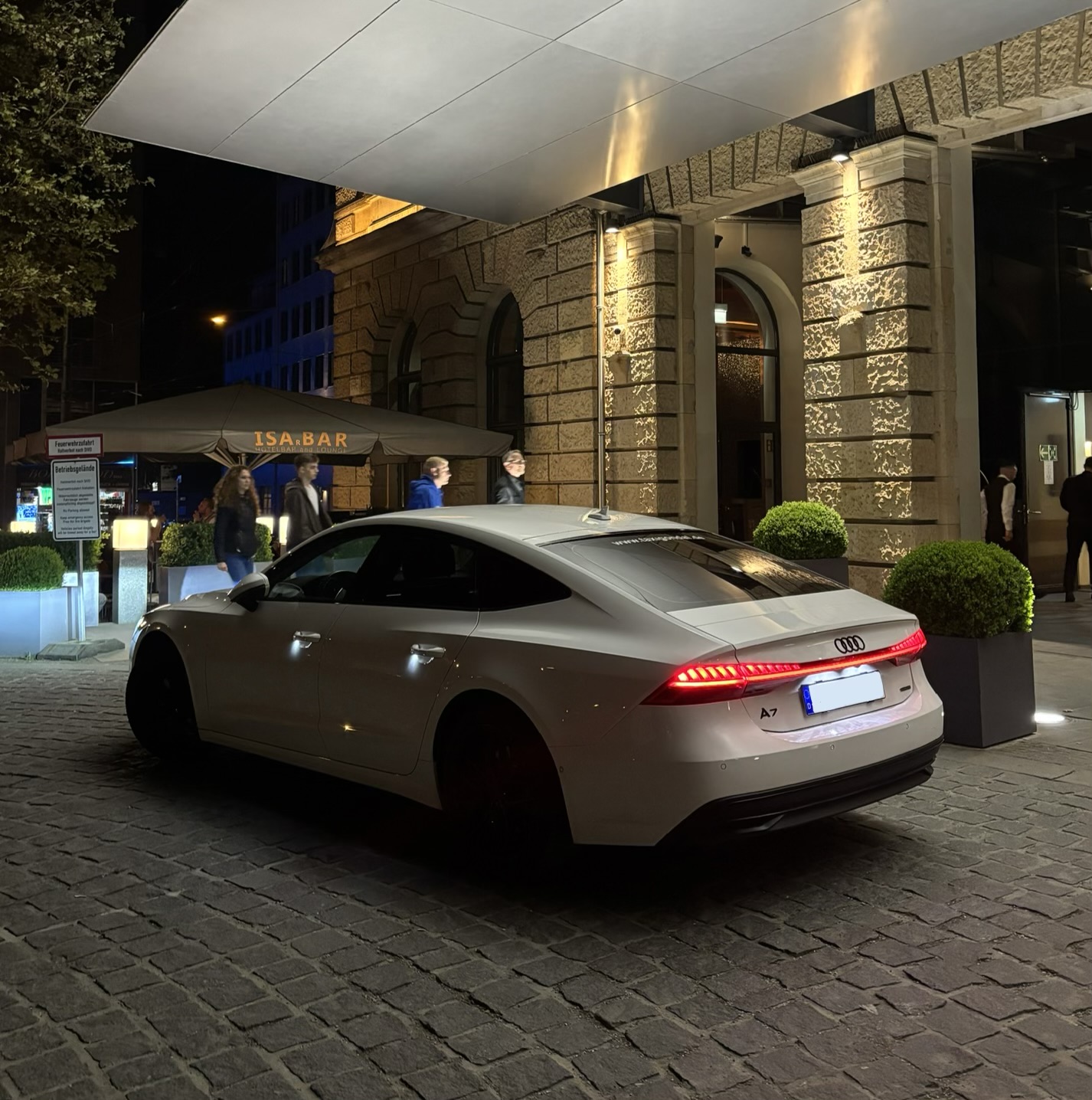 Audi Limousine mit Chauffeur nachts vor einem Stuttgarter Hotel