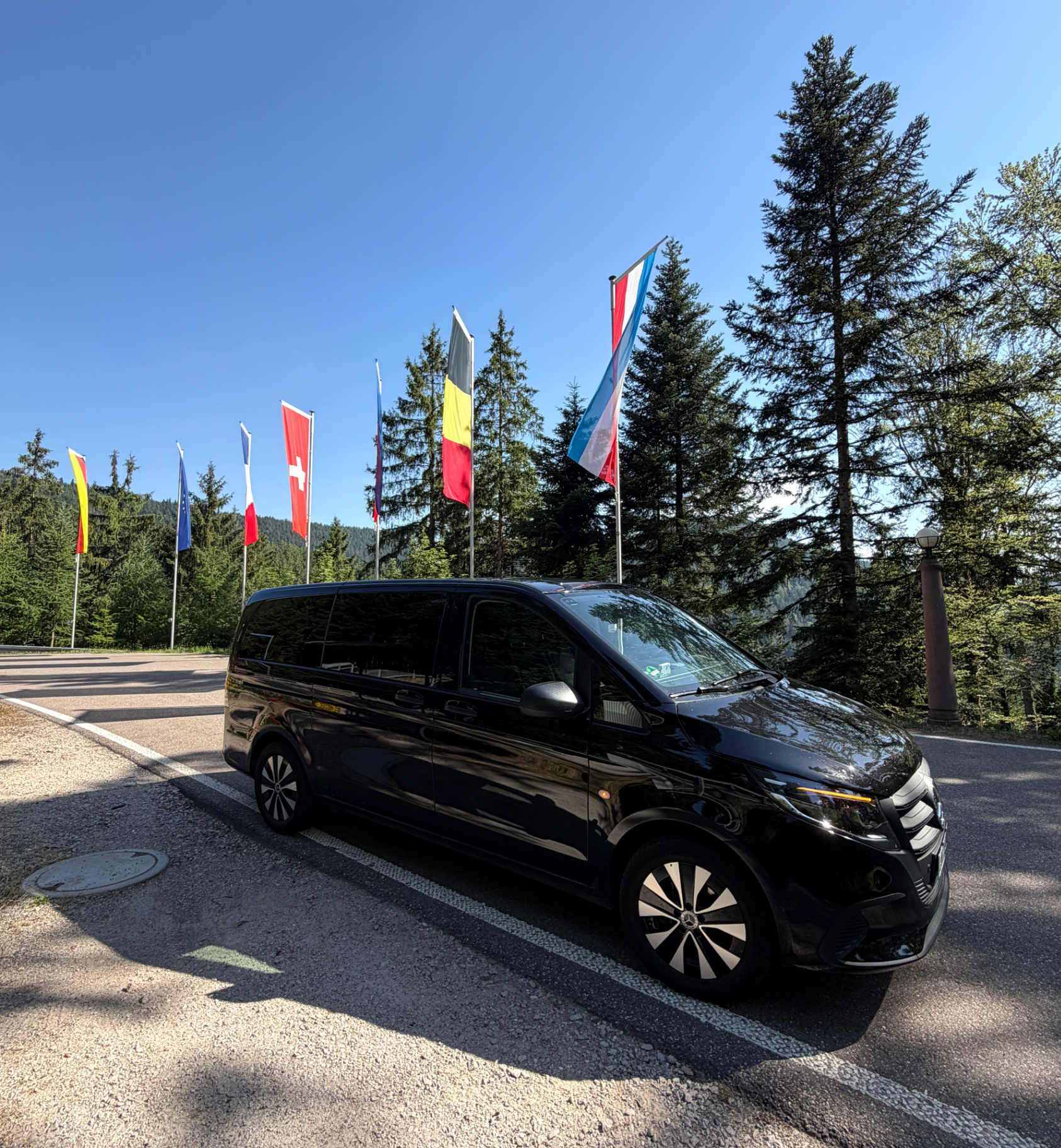 Mercedes V-Klasse Chauffeur im Schwarzwald mit Europa-Flaggen