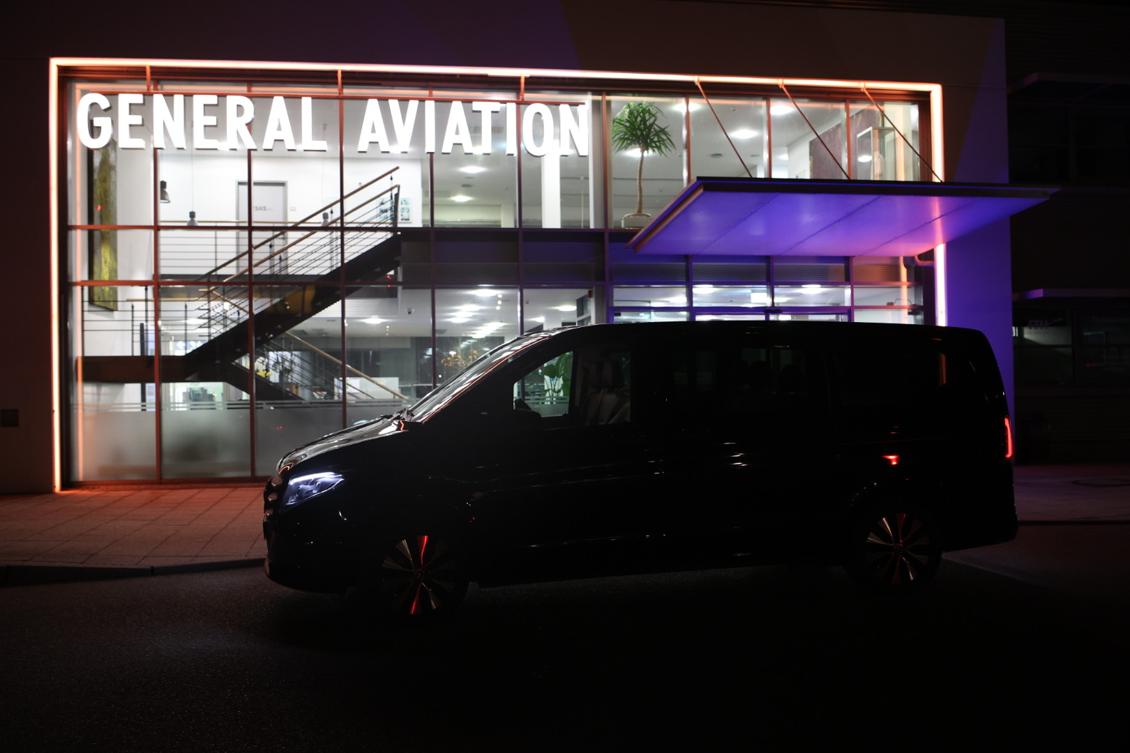 Chauffeurservice Herrenberg — Mercedes V-Klasse bei Nacht vor dem General Aviation Terminal — Chauffeurservice am Flughafen Stuttgart