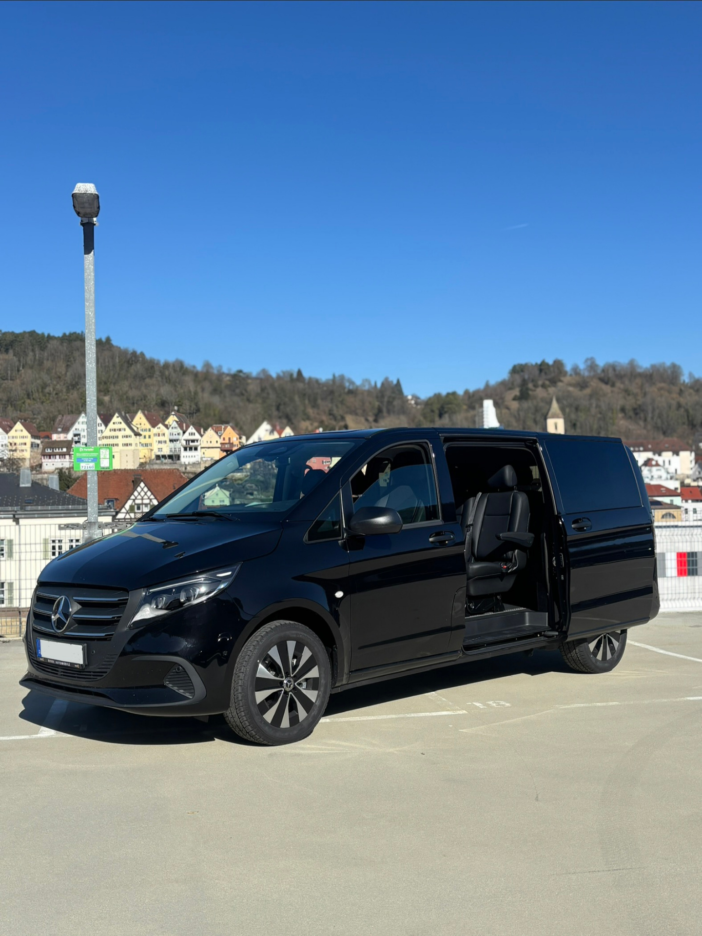 Mercedes V-Klasse Business Van mit geöffneter Schiebetür