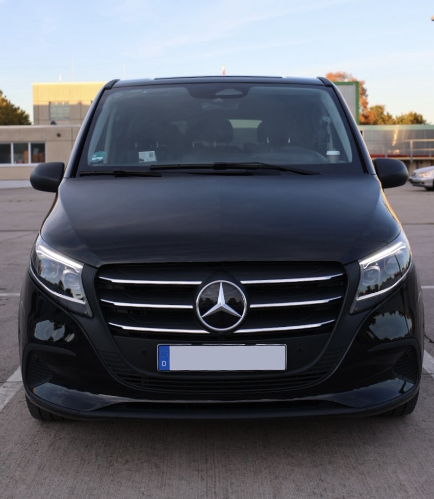 Frontansicht der schwarzen Mercedes V-Klasse