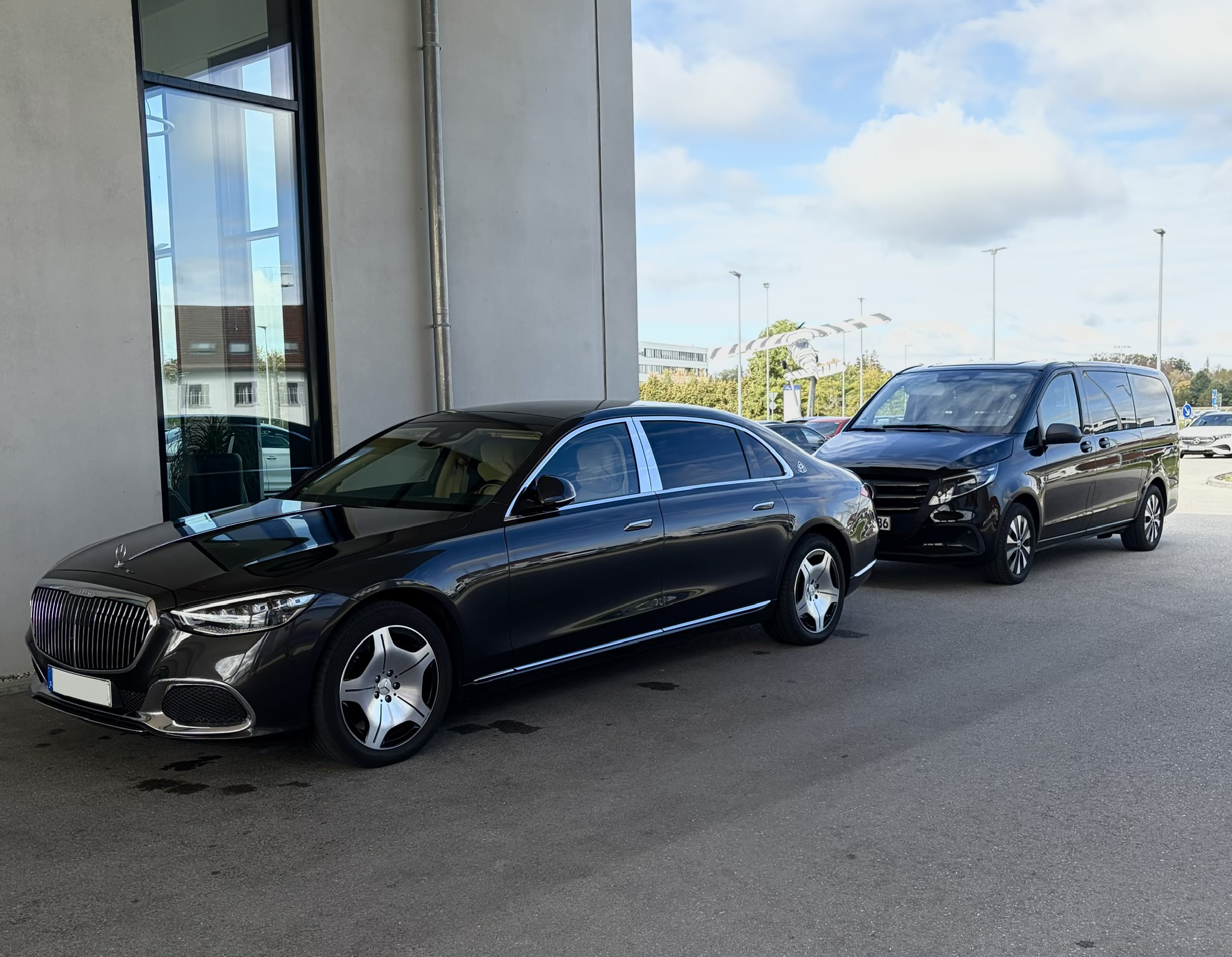 Mercedes-Maybach und schwarze Mercedes V-Klasse für den Premium Limousinenservice Stuttgart