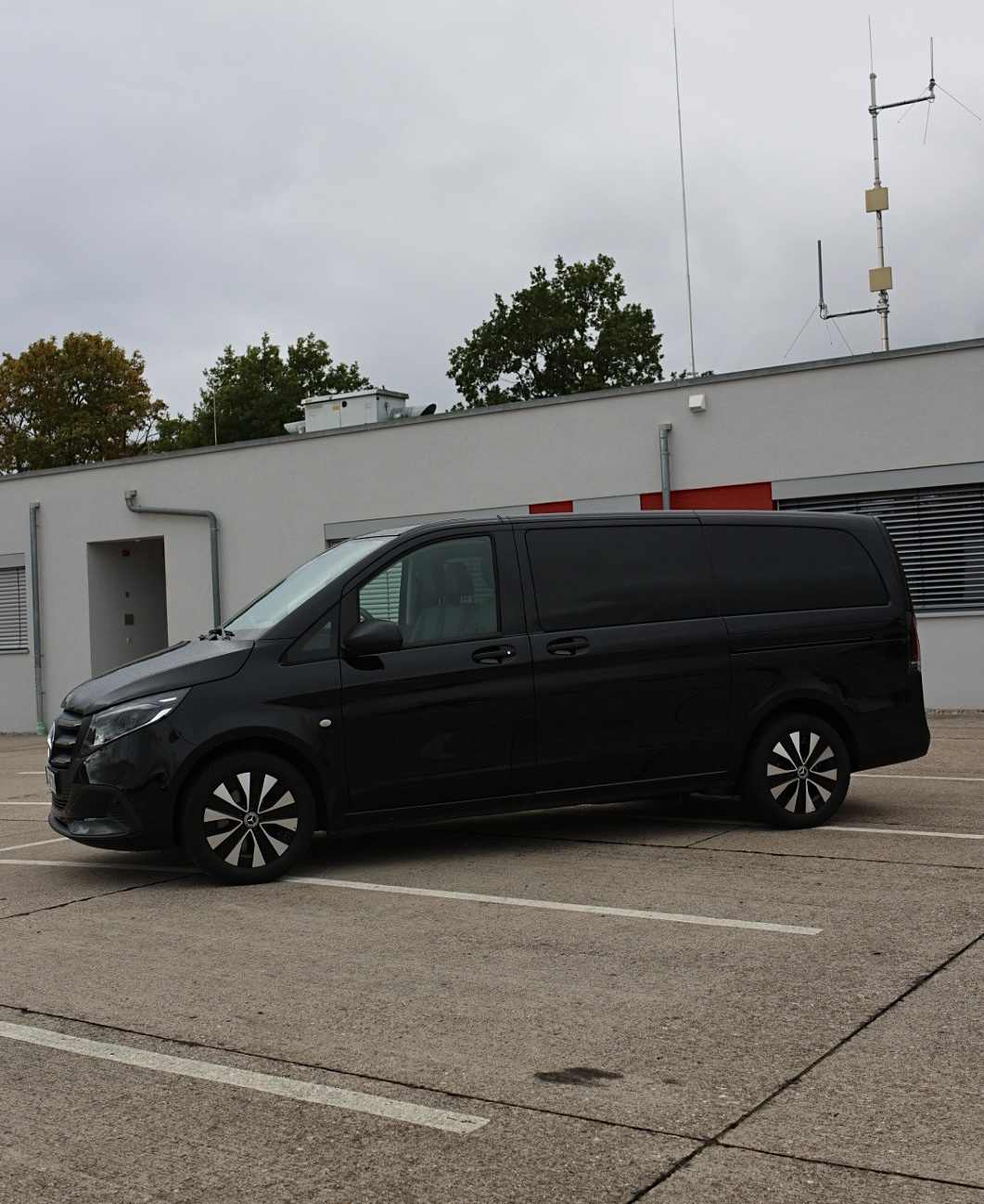 Schwarze Mercedes V-Klasse in der Seitenansicht von links