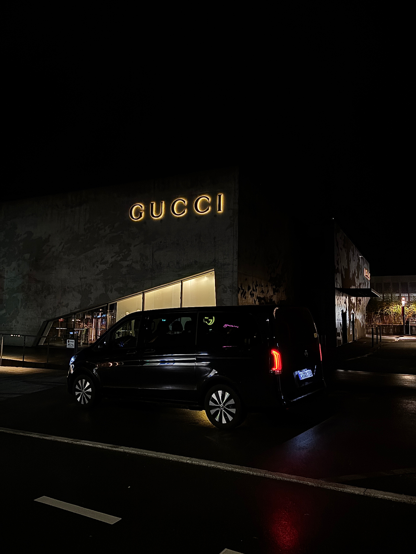 Mercedes VAN Chauffeur vor Gucci Store bei Nacht