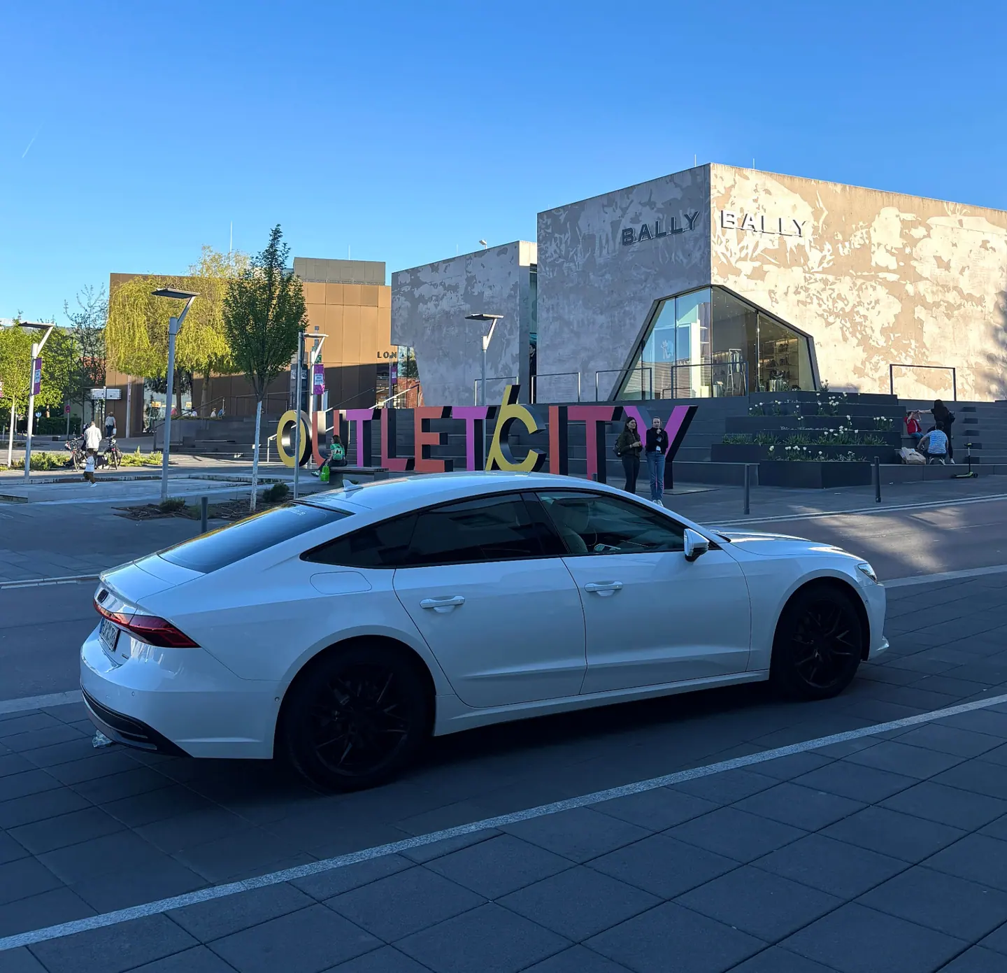 Audi Limousine mit Chauffeur vor der Outletcity Metzingen
