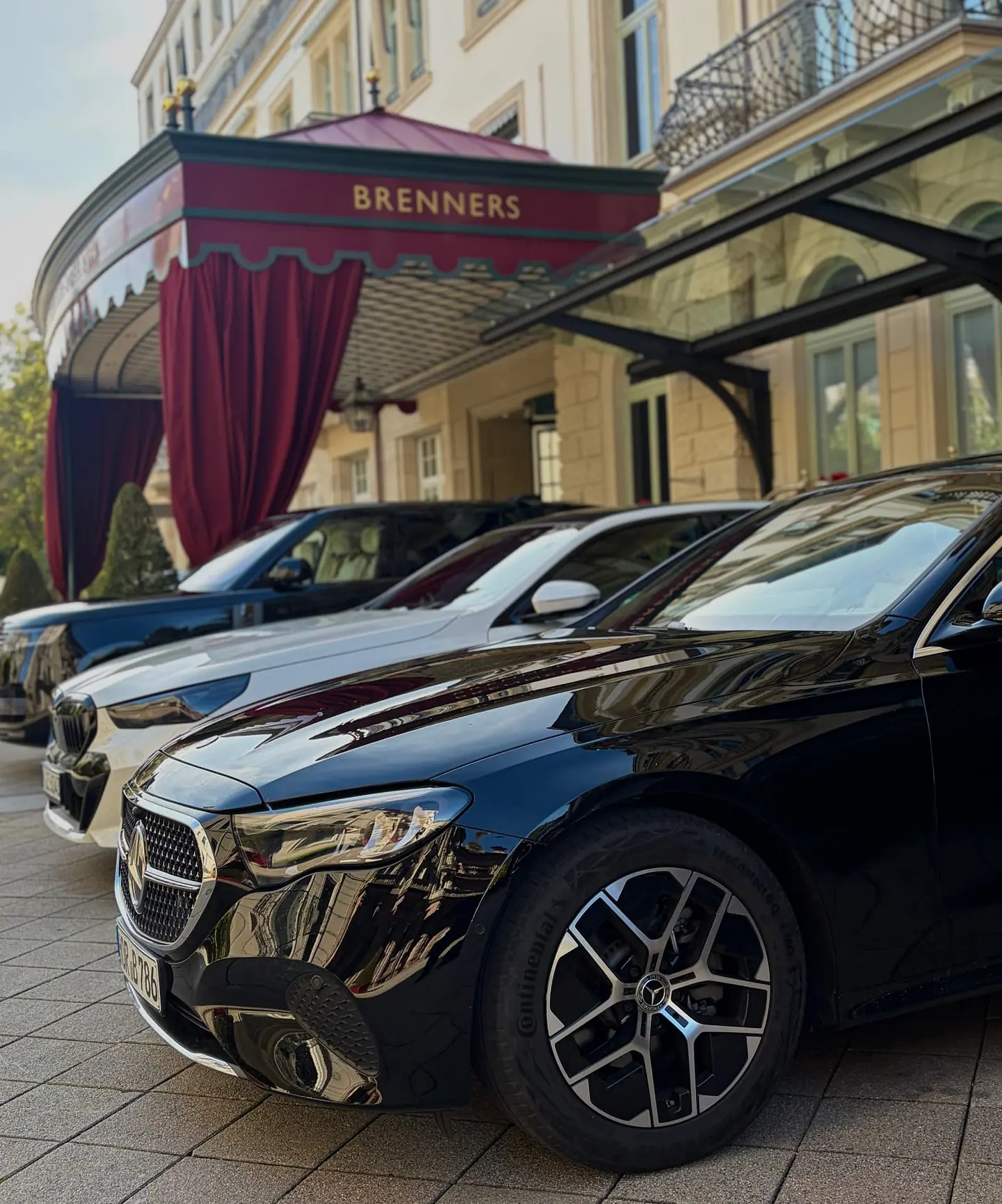 Schwarze Mercedes E-Klasse vor dem Brenners Park-Hotel — Chauffeurservice Baden-Baden