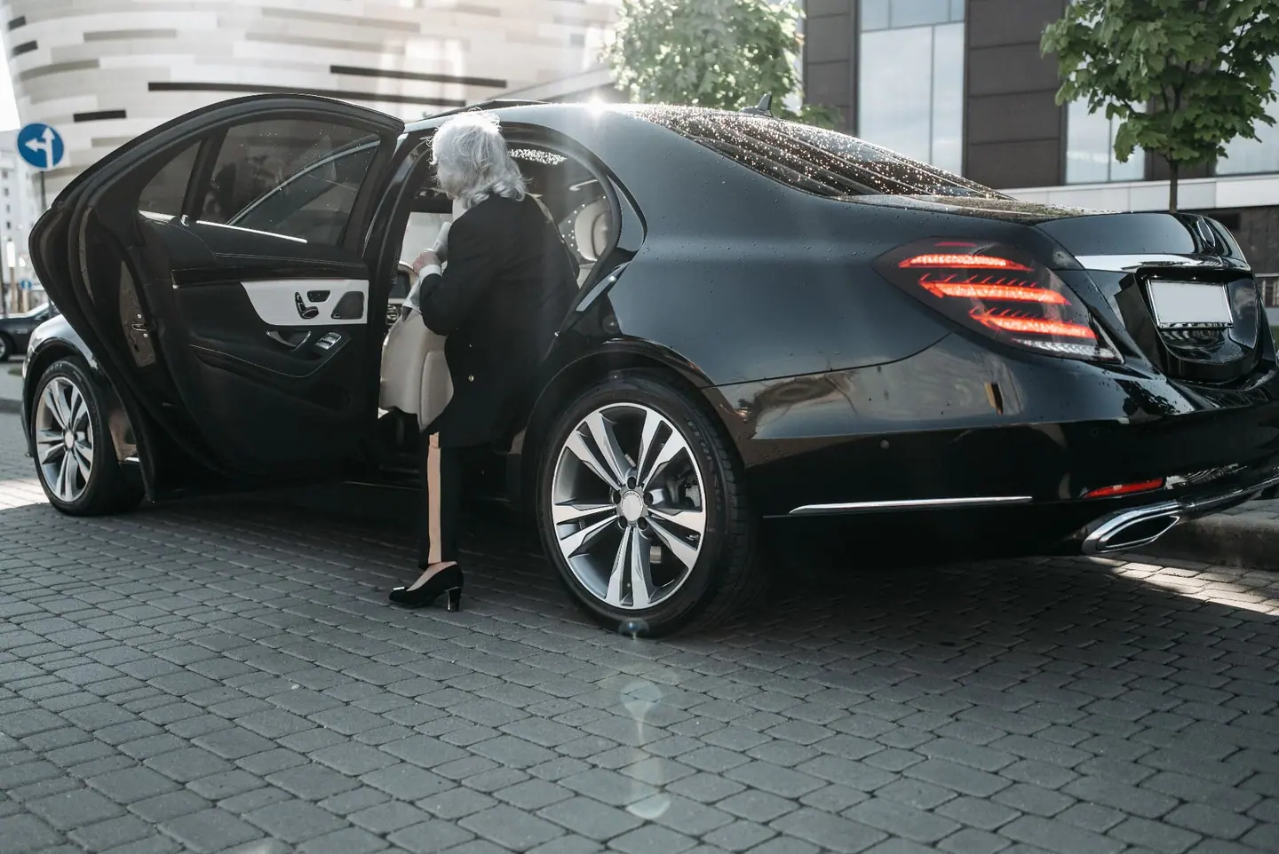Chauffeurservice Albstadt — Fahrgast steigt in schwarze Mercedes S-Klasse mit Chauffeur