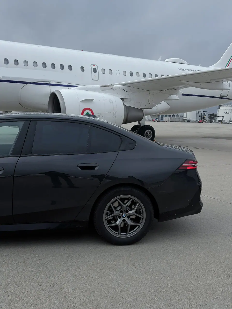 Limousine am Vorfeld neben Privatjet — Chauffeurservice am Flughafen Stuttgart
