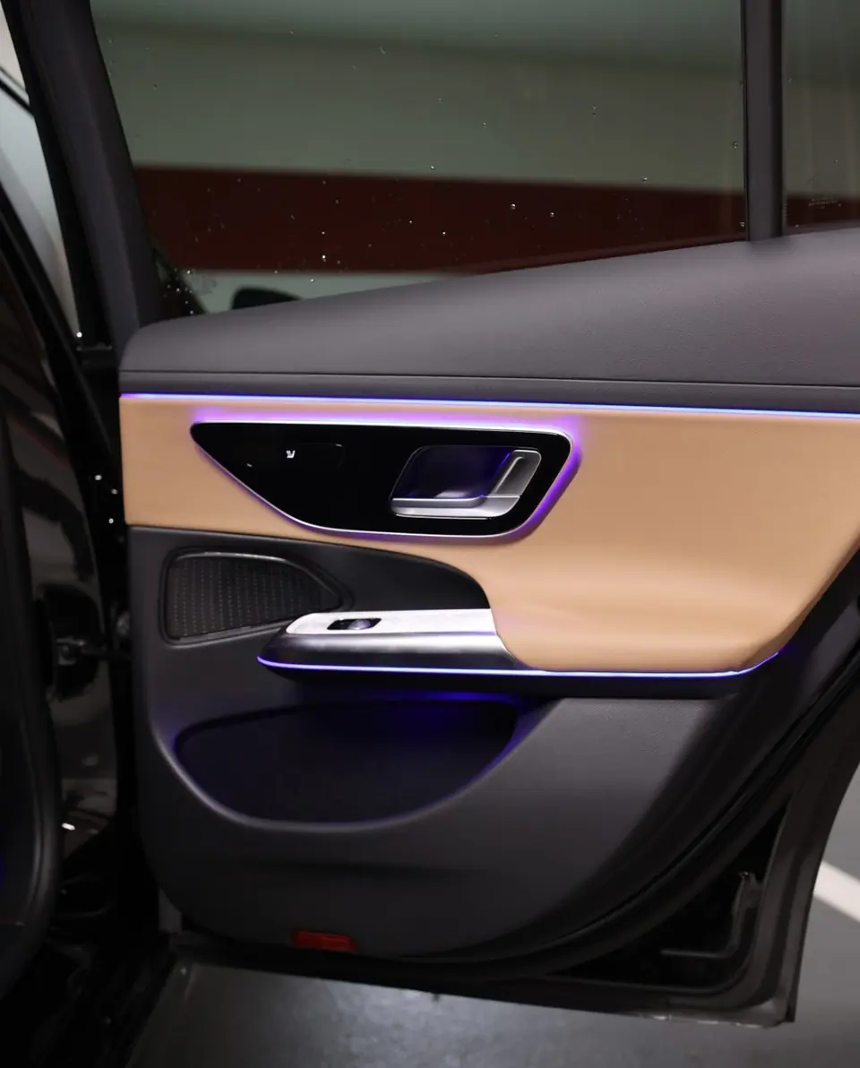 Hecktür der Mercedes E-Klasse mit zweifarbigem Leder und Ambiente-Beleuchtung im Detail