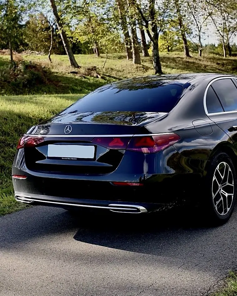 Schwarze Mercedes E-Klasse auf einer Landstraße — Chauffeurservice Stuttgart