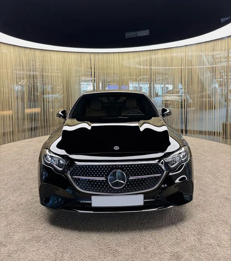 Schwarze Mercedes E-Klasse im Showroom — Limousinenservice und Chauffeurservice Stuttgart