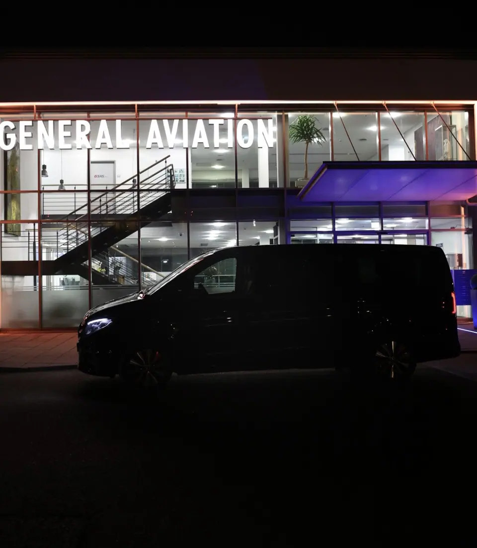 Mercedes V-Klasse nachts vor dem General Aviation Center bei Delegations-Ankunft