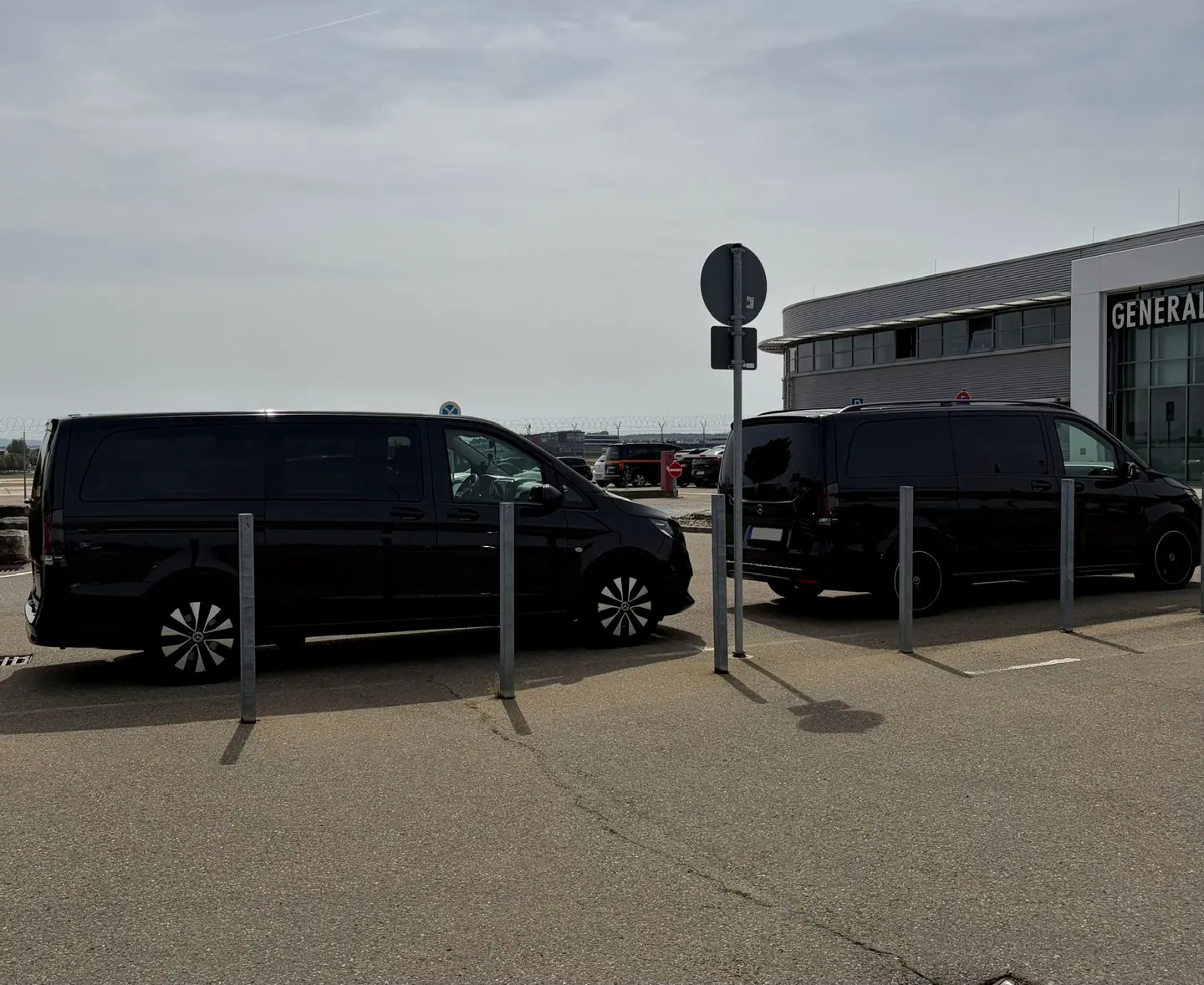 Zwei schwarze Mercedes V-Klasse am General Aviation Terminal Stuttgart bei Tag
