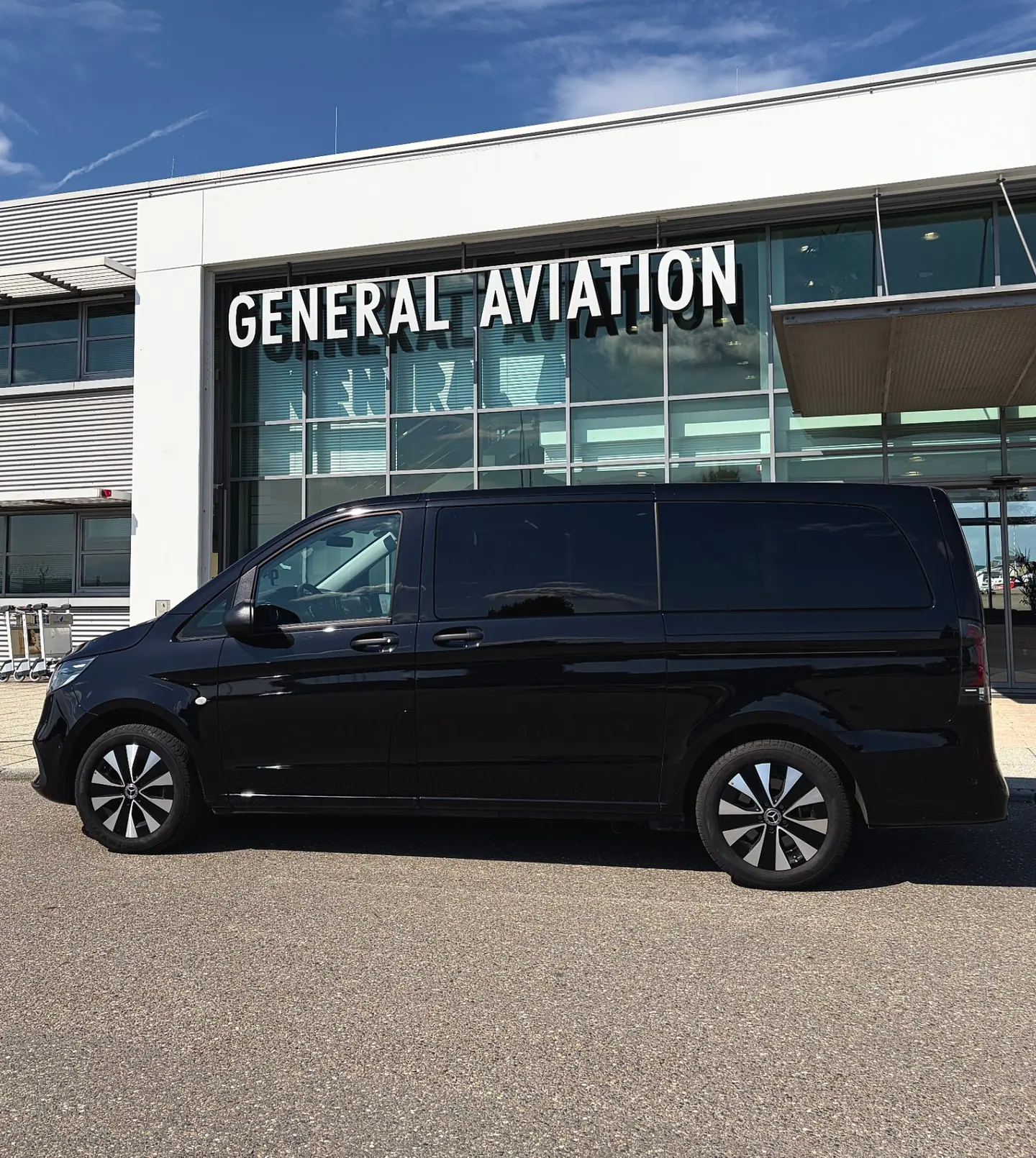 Mercedes V-Klasse Chauffeur vor dem General Aviation Terminal am Flughafen Stuttgart