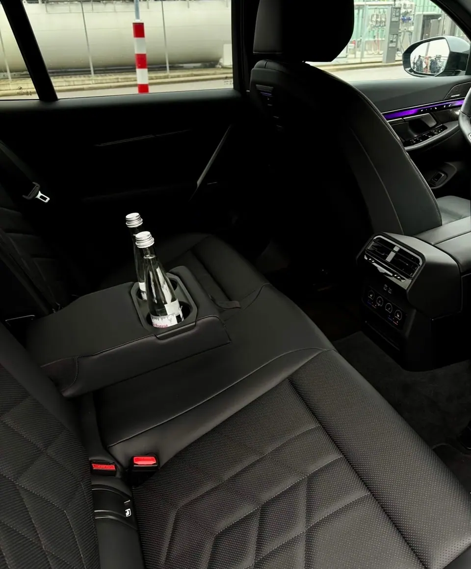 Premium Chauffeur Limousine Interieur — schwarzes Leder mit Wasserservice
