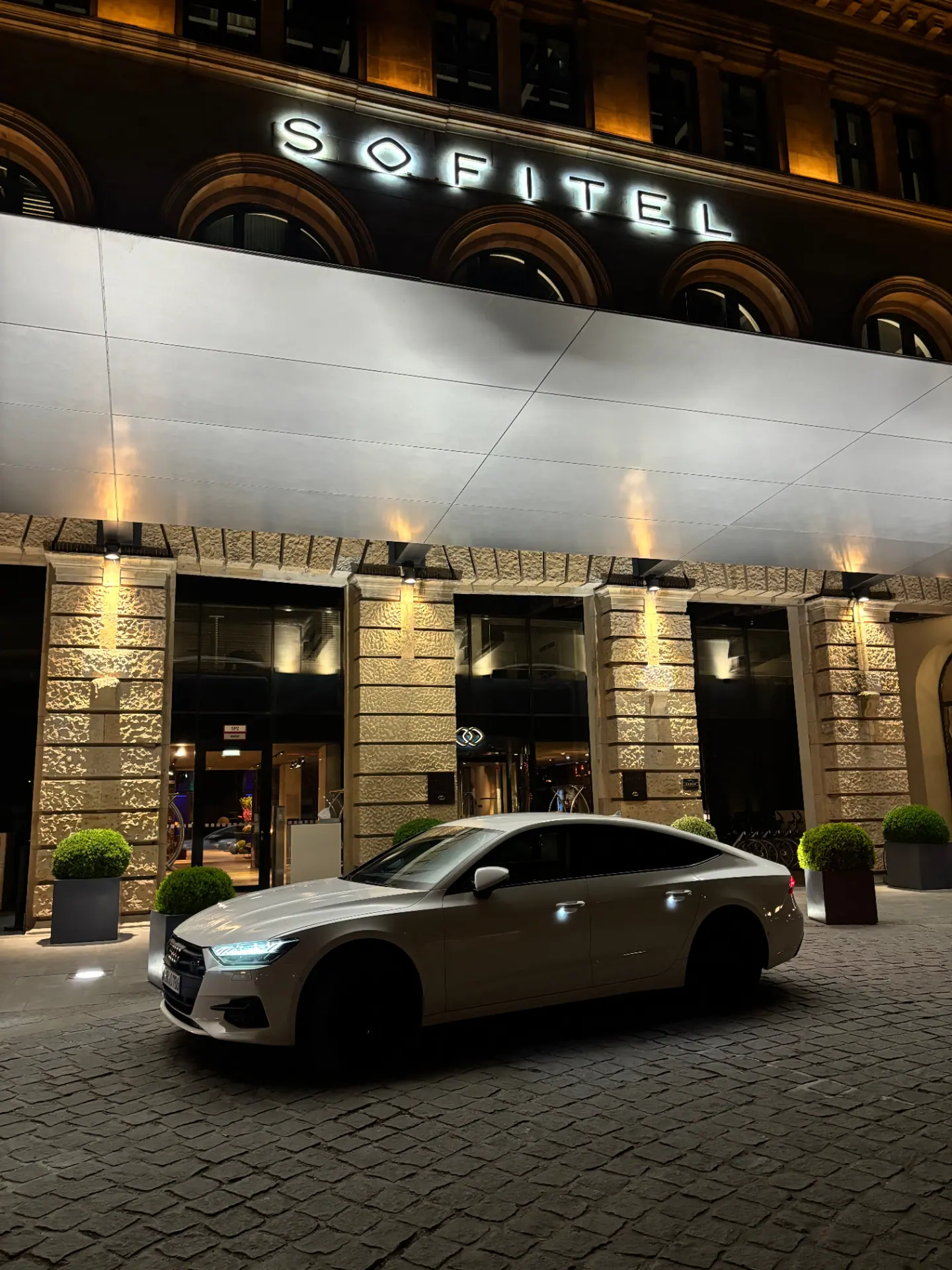 Audi Limousine mit Chauffeur vor einem Stuttgarter Hotel bei Nacht