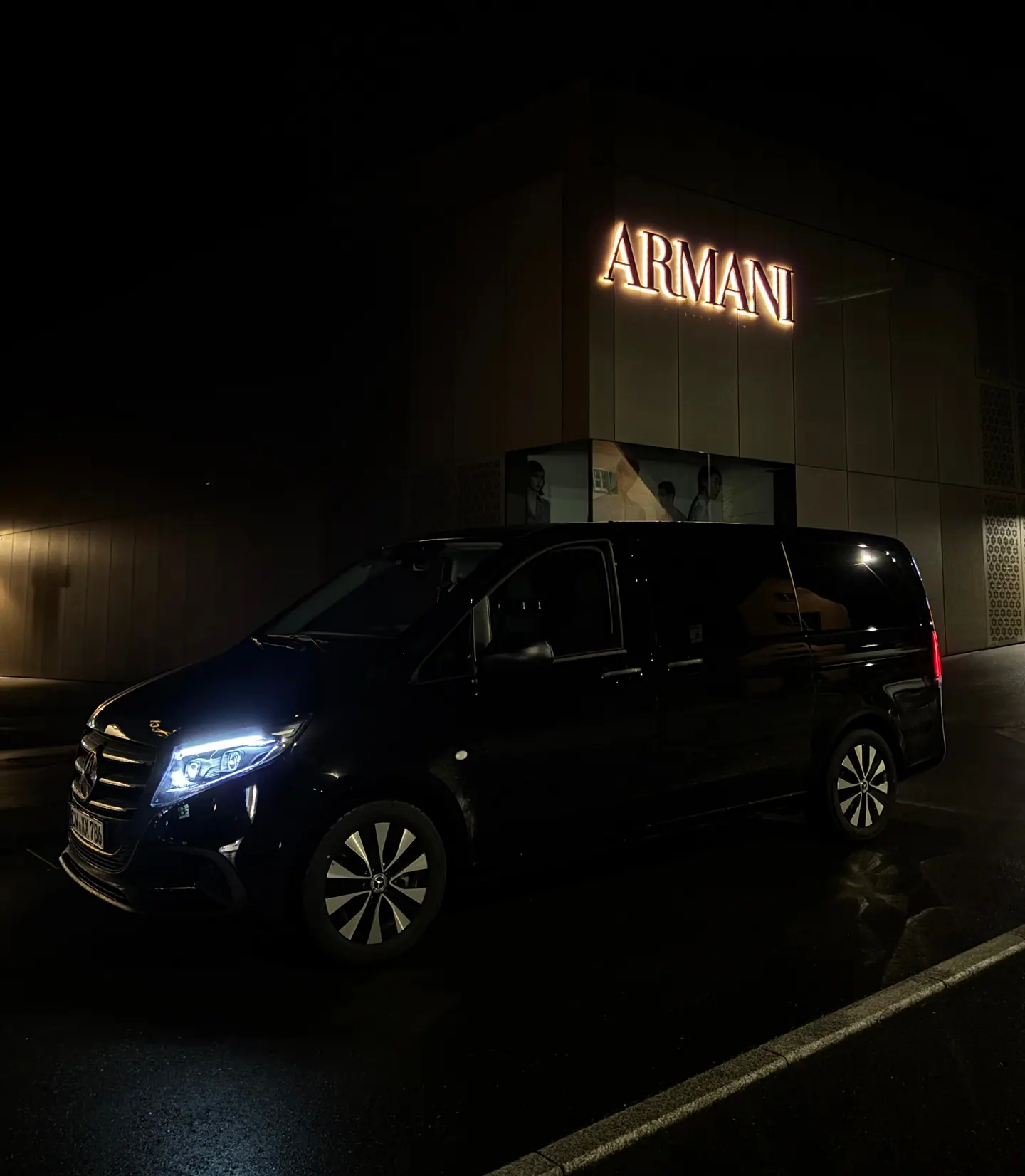 Mercedes V-Klasse VIP-Shopping vor Armani Store