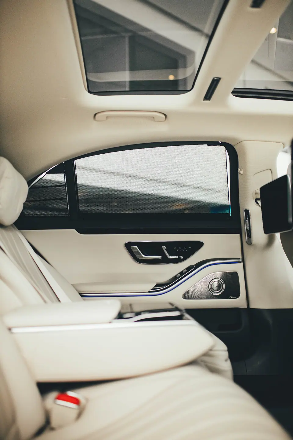 Luxuriöser Fond mit Panoramadach, Sonnenrollos und Burmester-Soundsystem in einer Premium-Limousine