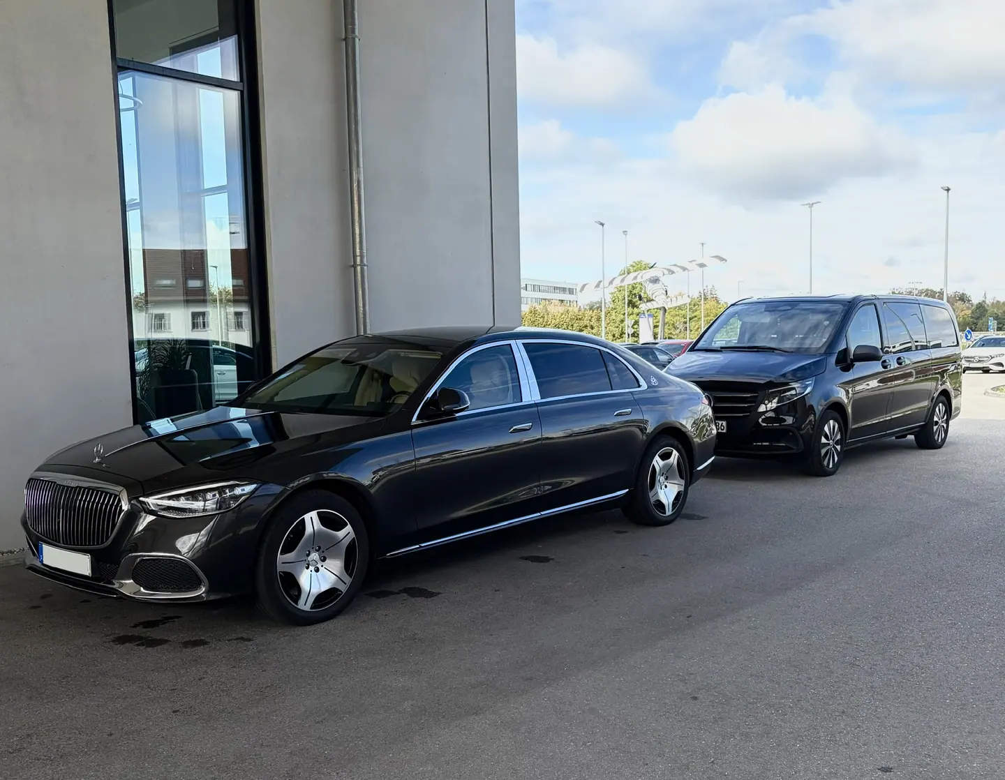 Mercedes-Maybach und V-Klasse im Ensemble — Chauffeurservice Stuttgart