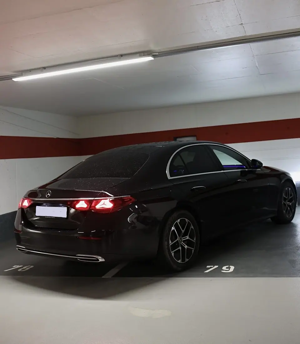 Schwarze Mercedes E-Klasse in einer Tiefgarage — Limousine zur Abholung