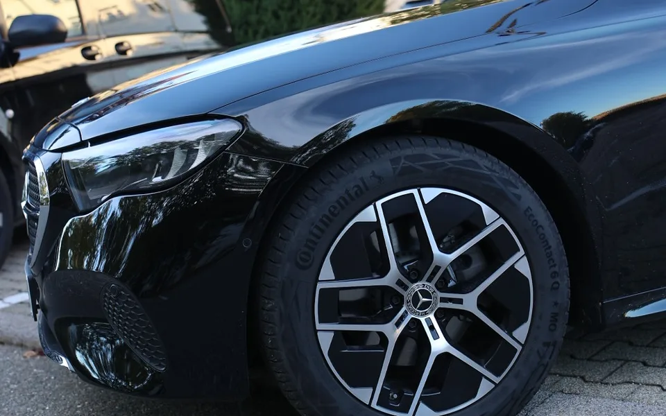 Front und Felge einer schwarzen Mercedes Limousine — Geschäftsreisen & Roadshows