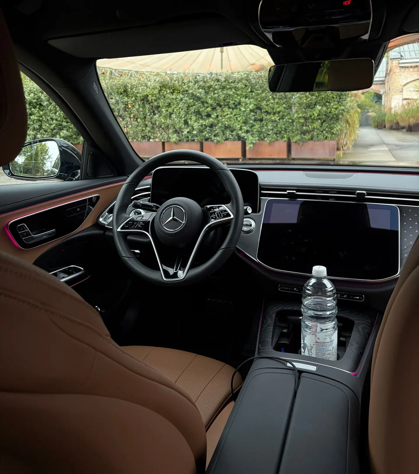 Mercedes-Innenraum mit braunen Ledersitzen, Lenkrad und digitalem Cockpit