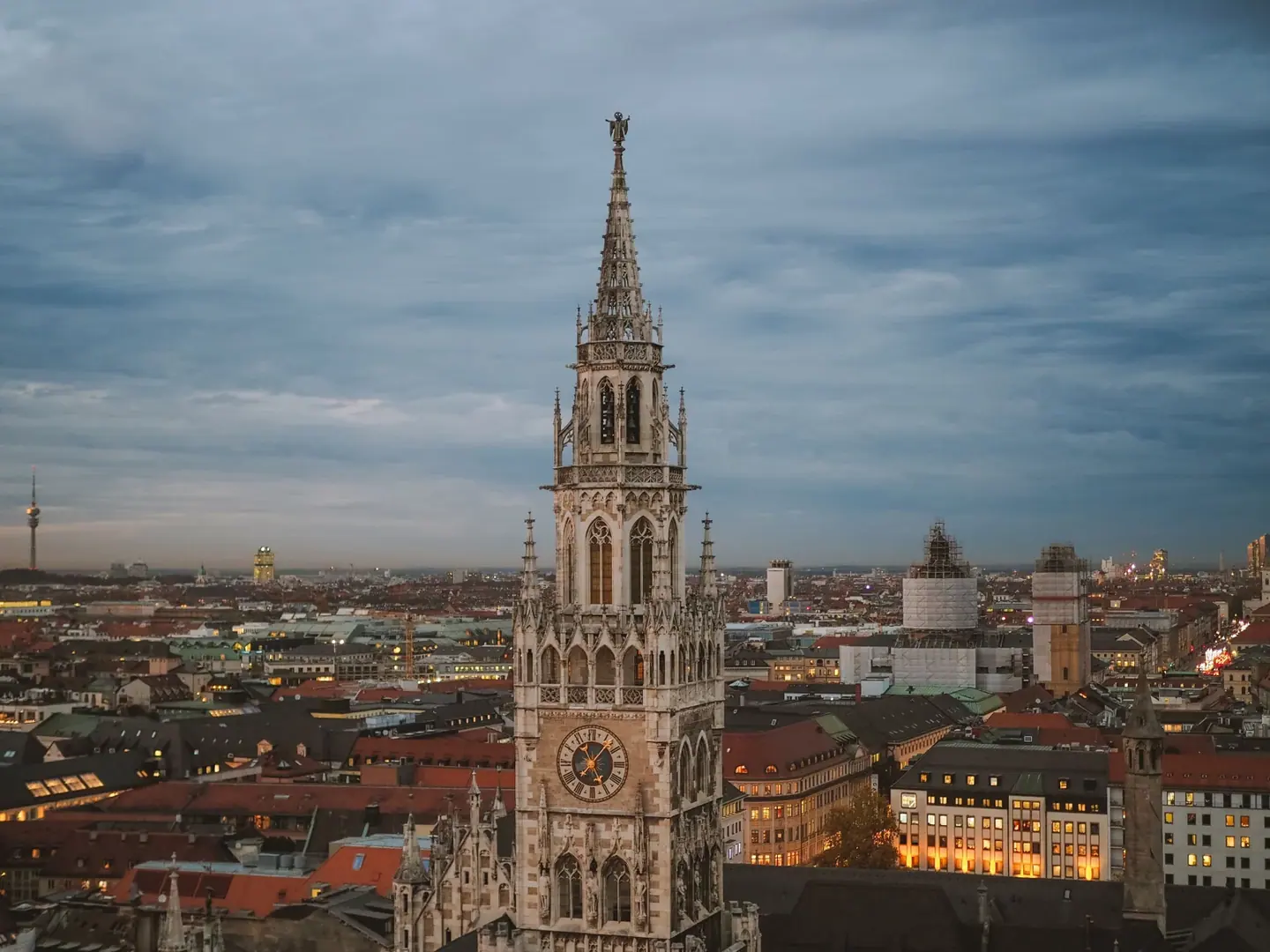 Neues Rathaus und Münchner Innenstadt am Abend