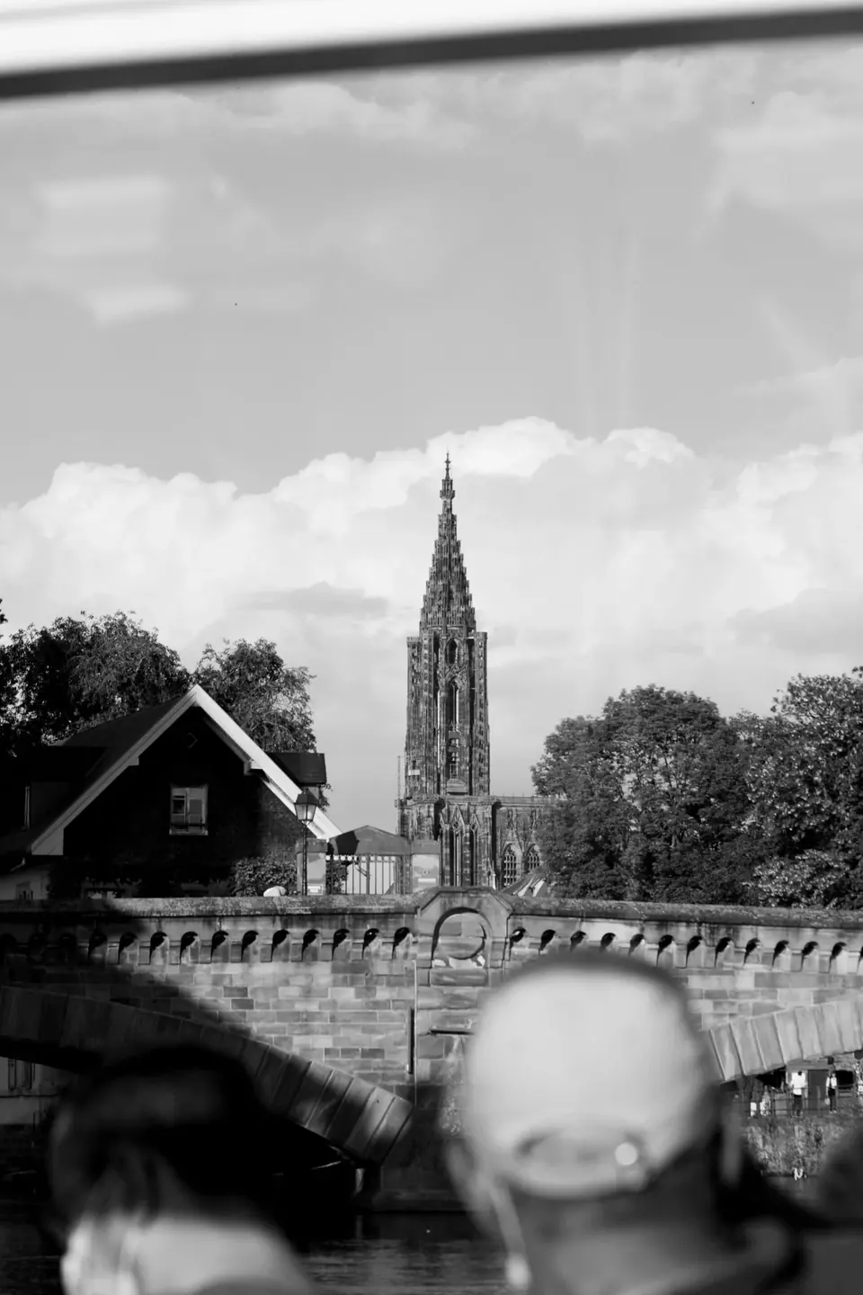 Straßburger Münster hinter einer Brücke über die Ill