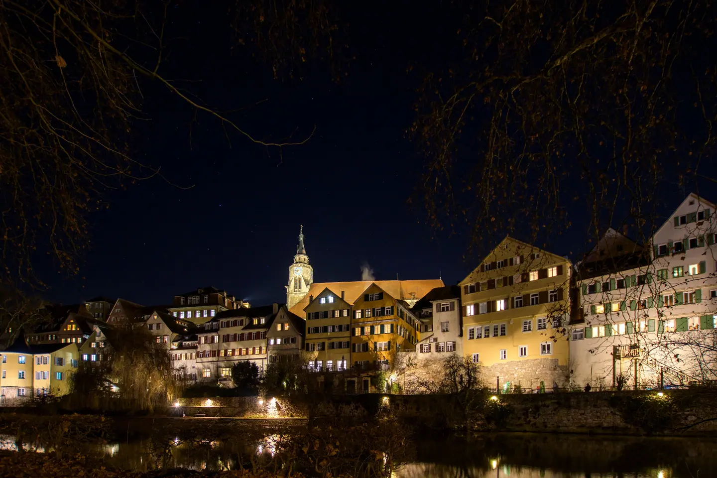 Tübinger Altstadt mit Stiftskirche und Neckar bei Nacht — Chauffeurservice & Limousinenservice Tübingen