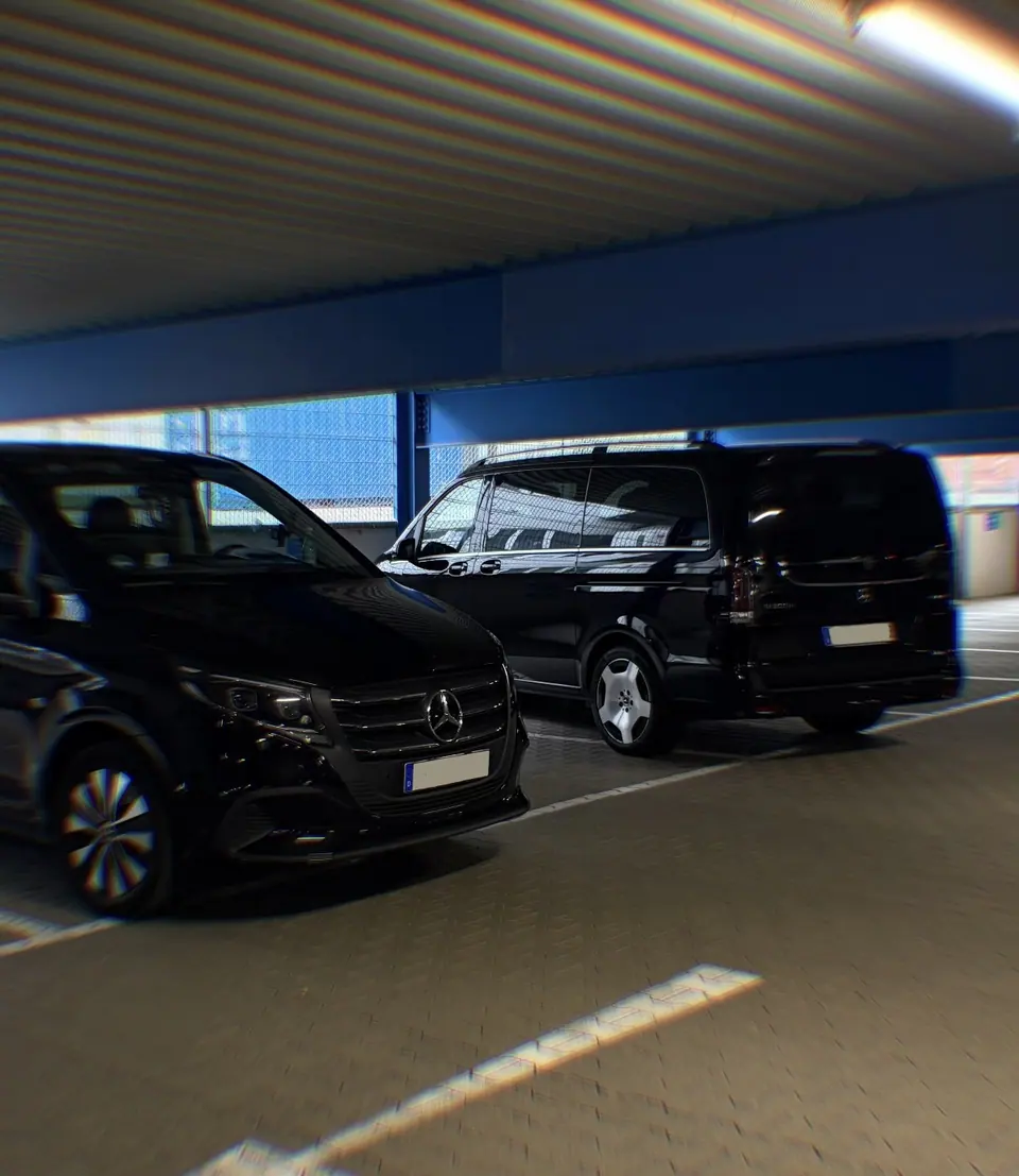 Zwei schwarze Mercedes-Benz V-Klasse Vans in einer Parkgarage — VIP- und Eventfahrten
