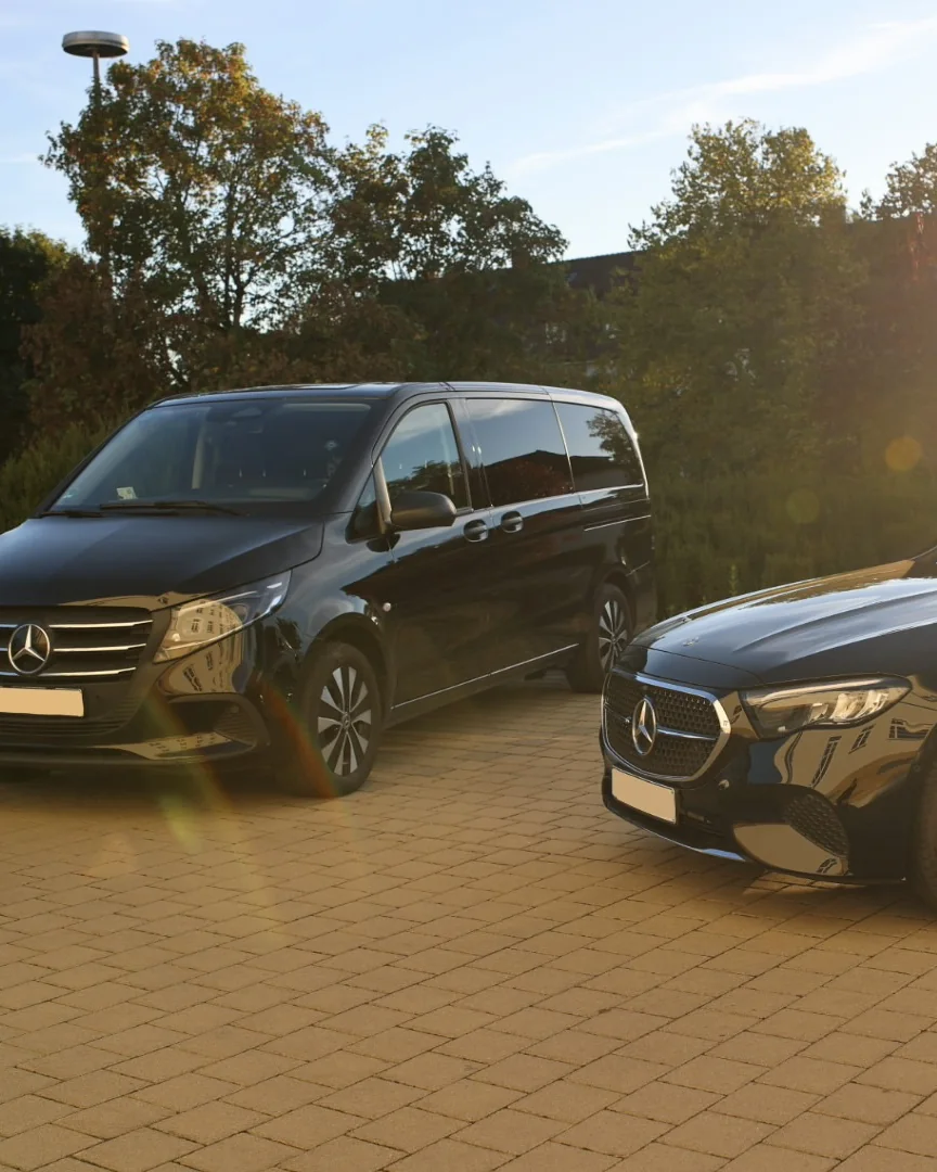 Schwarze Mercedes V-Klasse und E-Klasse im Abendlicht — Chauffeurservice Stuttgart