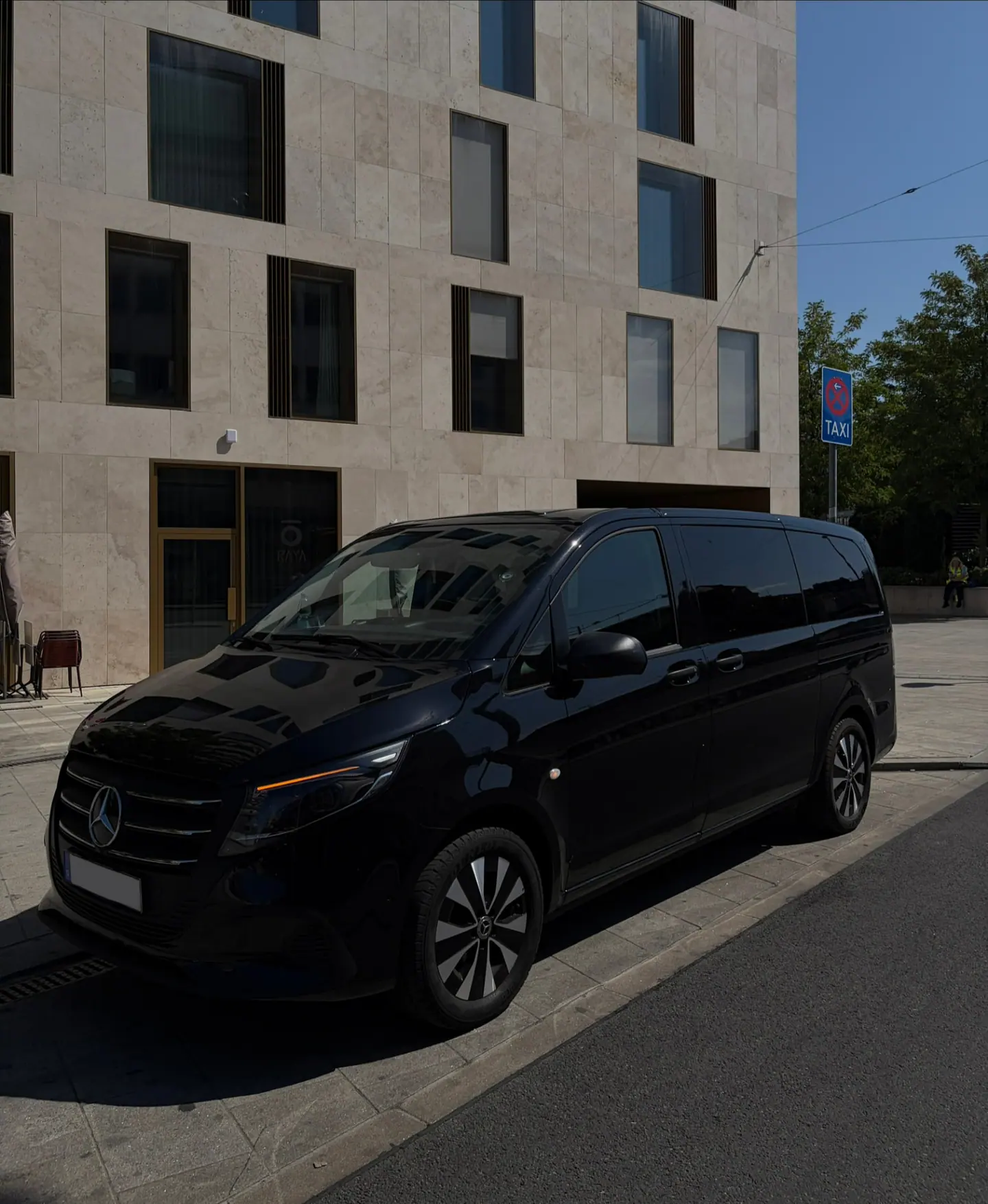 Mercedes V-Klasse Chauffeur vor Hoteleingang in Stuttgart