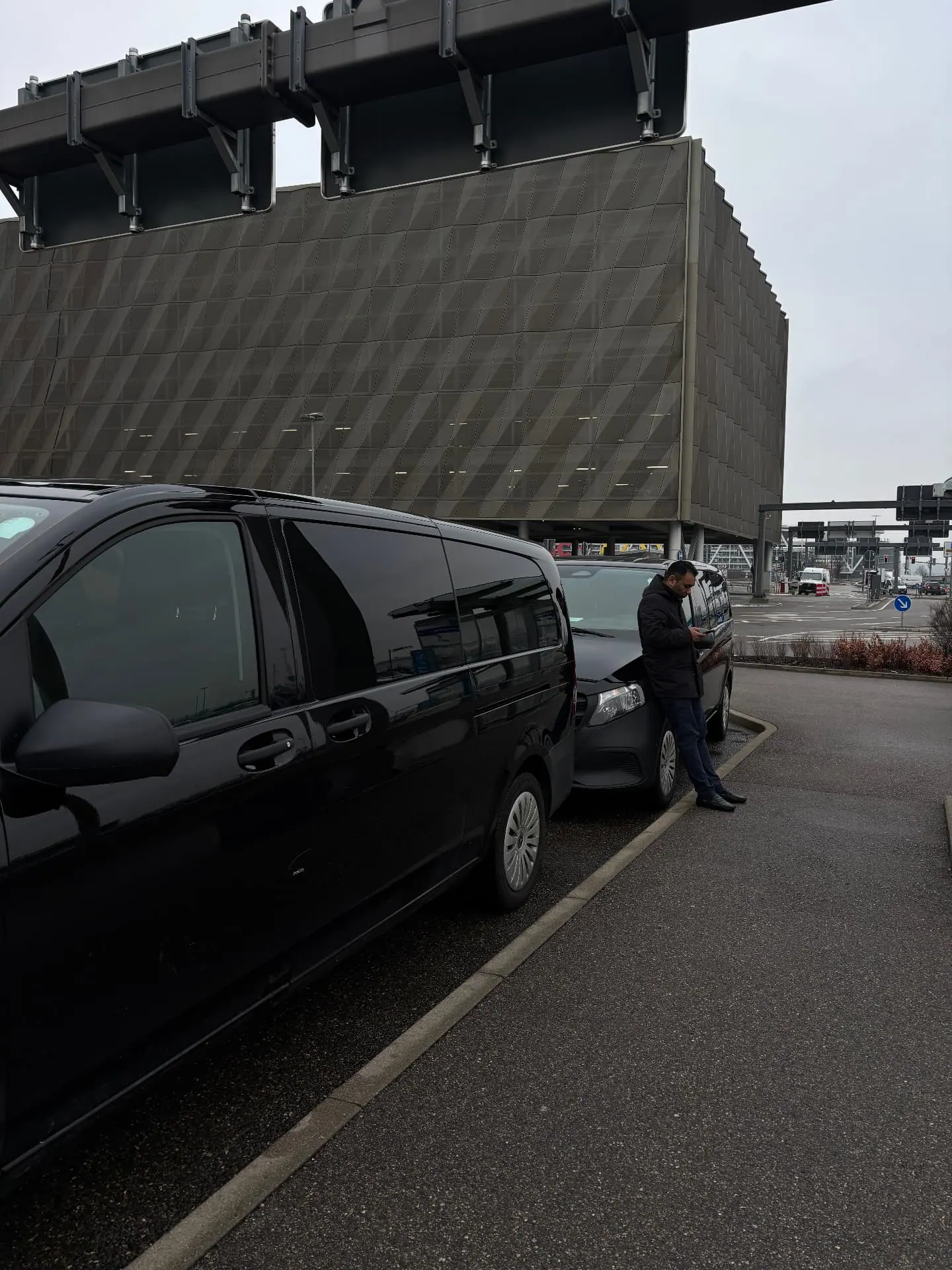 Mercedes V-Klasse und Mercedes Limousine vor der Messe Stuttgart