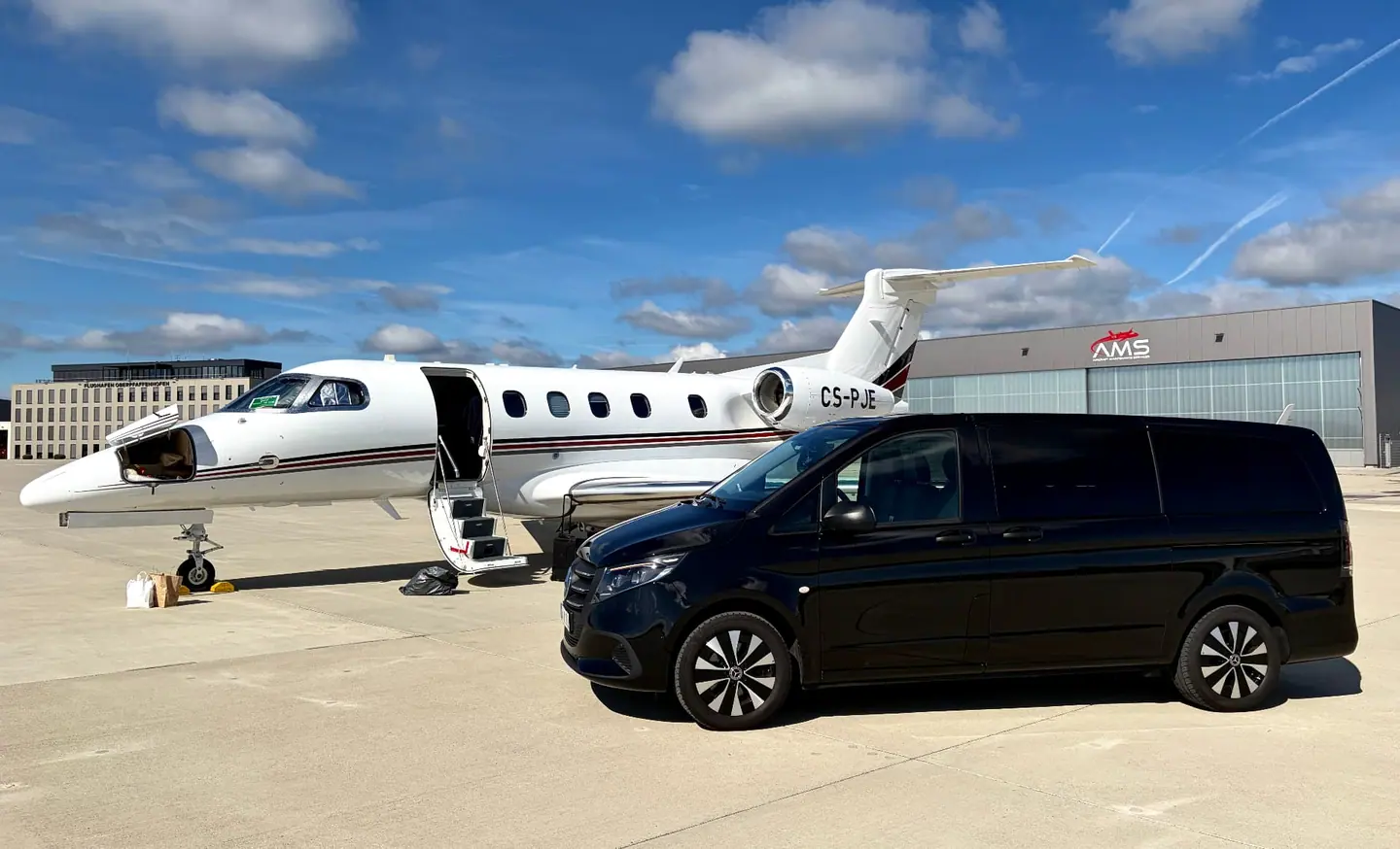 Mercedes V-Klasse direkt am Privatjet — exklusiver Chauffeurservice am Flughafen Stuttgart